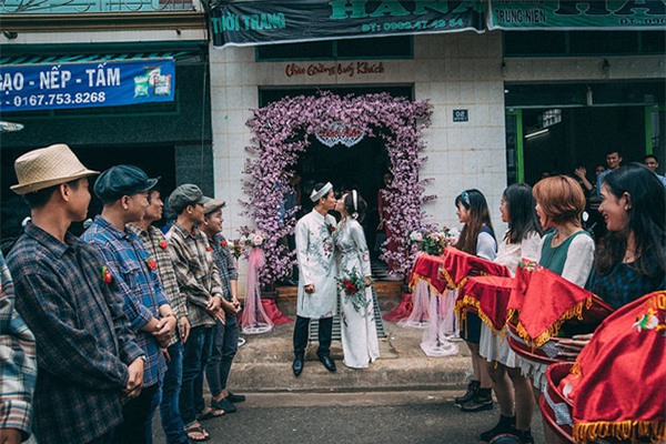 cuoi bo voi nhung dan be trap "lay" nhat mua cuoi 2017, quan khach 2 ho cung phai "cam nin" - 16