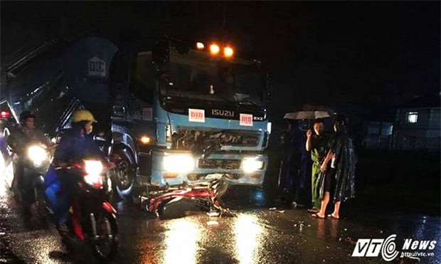 Chạy xe máy trong mưa lớn, nam thanh niên bị xe tải tông chết - Ảnh 1.