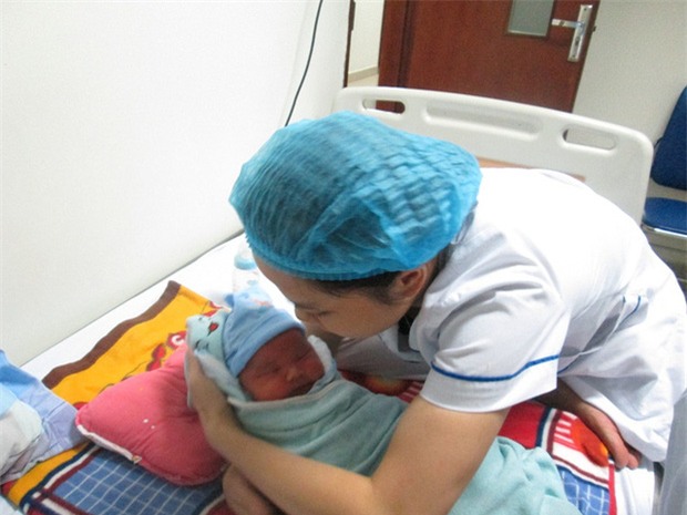 Bé trai 5 ngày tuổi bị bỏ rơi ở Viện Huyết học - Truyền máu TƯ: Có thể mẹ bé vẫn ở đâu đây! - Ảnh 3.