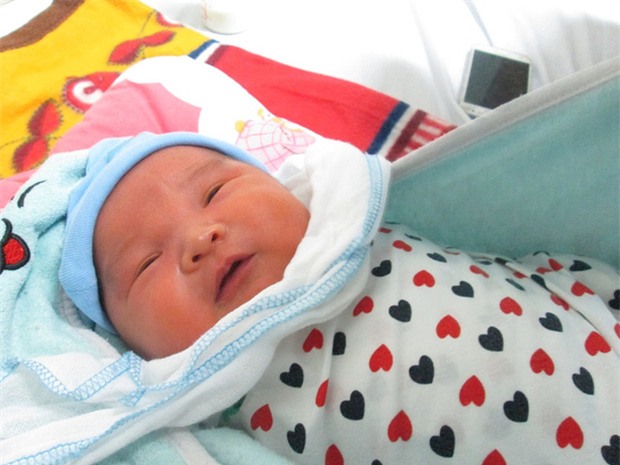 Bé trai 5 ngày tuổi bị bỏ rơi ở Viện Huyết học - Truyền máu TƯ: Có thể mẹ bé vẫn ở đâu đây! - Ảnh 4.