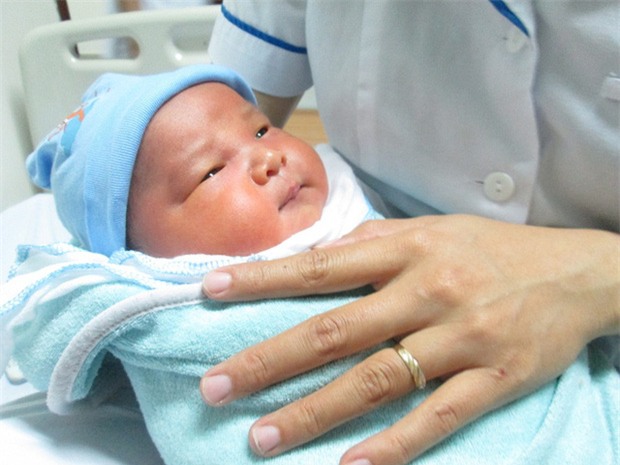 Bé trai 5 ngày tuổi bị bỏ rơi ở Viện Huyết học - Truyền máu TƯ: Có thể mẹ bé vẫn ở đâu đây! - Ảnh 7.