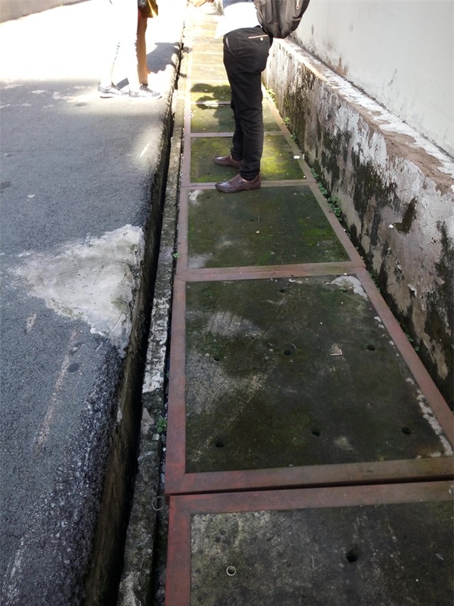 Hệ thống cống của chung cư bị sụt lún sâu với nền nhà của chung cư