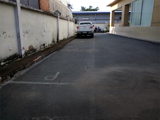 Khu vực sân chung của cư dân bị Công ty Sơn Hùng rao bán thành những chỗ để xe.