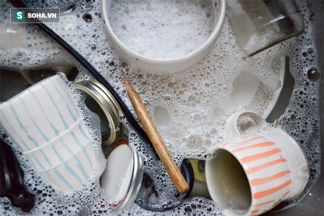 Không biết cách rửa bát đúng, cả nhà ốm yếu, bệnh tật chỉ vì ổ bệnh trong bếp - Ảnh 1.