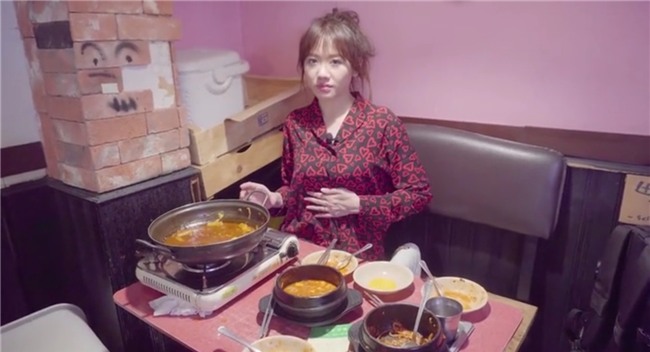 Ăn quá no, Hari Won lấy áo che vòng 2 to bất thường vì sợ thị phi bầu bí-1