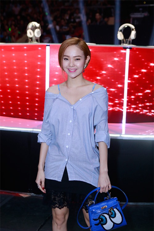 4 cach tan dung triet de mot chiec ao so mi dang dai khon ngoan nhu sao viet - 10