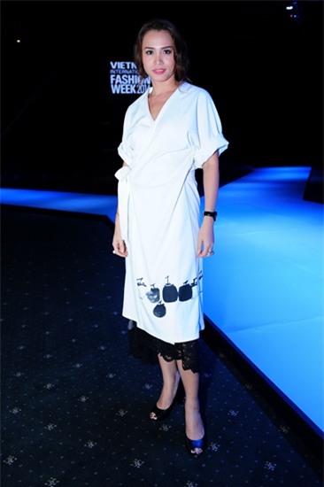 4 cach tan dung triet de mot chiec ao so mi dang dai khon ngoan nhu sao viet - 12