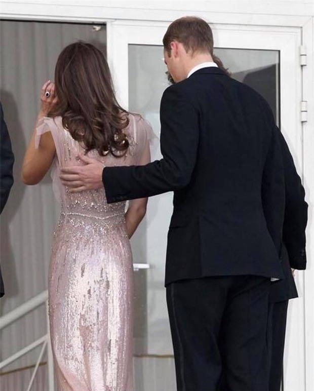 Hoàng tử William chẳng bao giờ nắm tay Công nương Kate ở nơi công cộng, nhưng lại luôn có hành động ngọt ngào này - Ảnh 10.