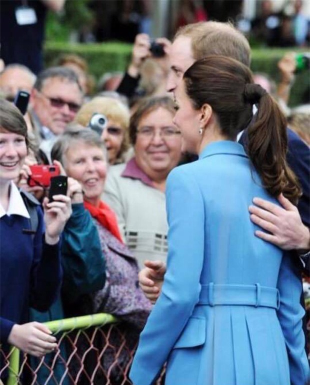 Hoàng tử William chẳng bao giờ nắm tay Công nương Kate ở nơi công cộng, nhưng lại luôn có hành động ngọt ngào này - Ảnh 11.