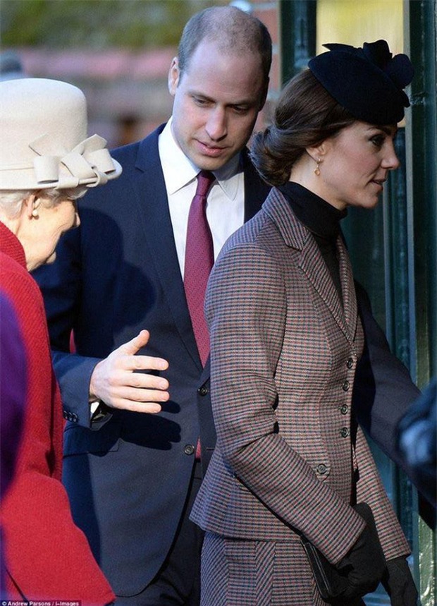 Hoàng tử William chẳng bao giờ nắm tay Công nương Kate ở nơi công cộng, nhưng lại luôn có hành động ngọt ngào này - Ảnh 12.