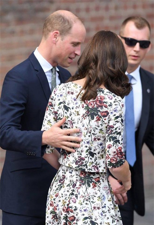Hoàng tử William chẳng bao giờ nắm tay Công nương Kate ở nơi công cộng, nhưng lại luôn có hành động ngọt ngào này - Ảnh 13.