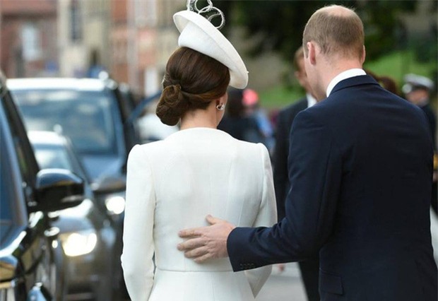 Hoàng tử William chẳng bao giờ nắm tay Công nương Kate ở nơi công cộng, nhưng lại luôn có hành động ngọt ngào này - Ảnh 4.