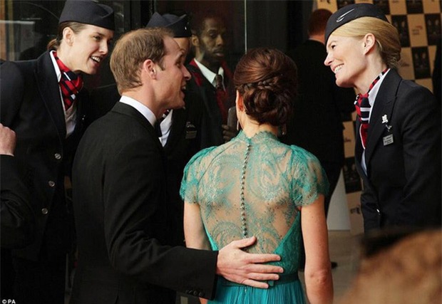 Hoàng tử William chẳng bao giờ nắm tay Công nương Kate ở nơi công cộng, nhưng lại luôn có hành động ngọt ngào này - Ảnh 5.