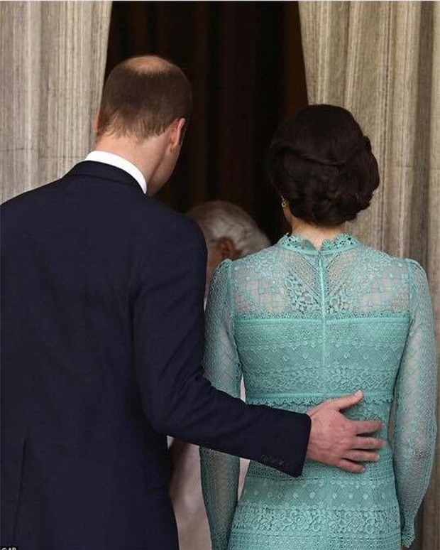 Hoàng tử William chẳng bao giờ nắm tay Công nương Kate ở nơi công cộng, nhưng lại luôn có hành động ngọt ngào này - Ảnh 6.