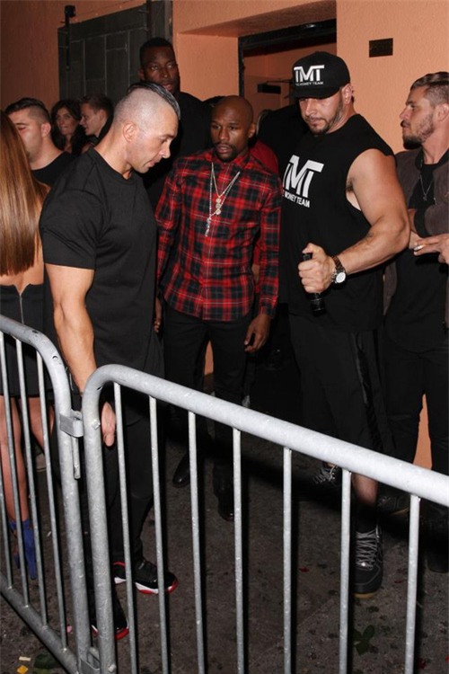 Mayweather khoe tiền kiếm cả sự nghiệp vượt 1 tỷ đôla - Ảnh 1.