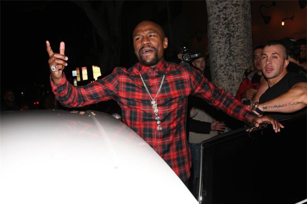 Mayweather khoe tiền kiếm cả sự nghiệp vượt 1 tỷ đôla - Ảnh 2.