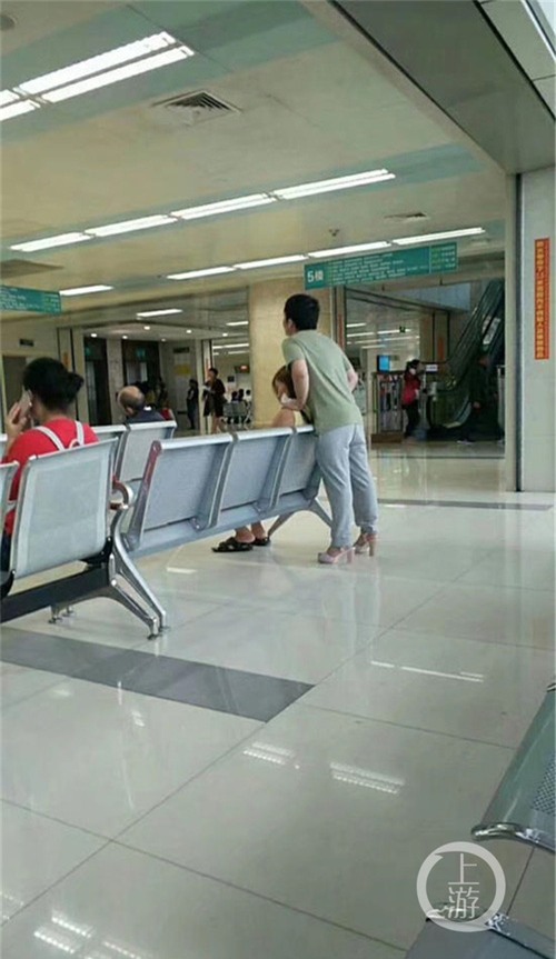 Sợ vợ bị đau chân, người chồng soái ca tận tuỵ nhường dép cho vợ, còn bản thân thì đi sandal cao gót màu hồng - Ảnh 2.