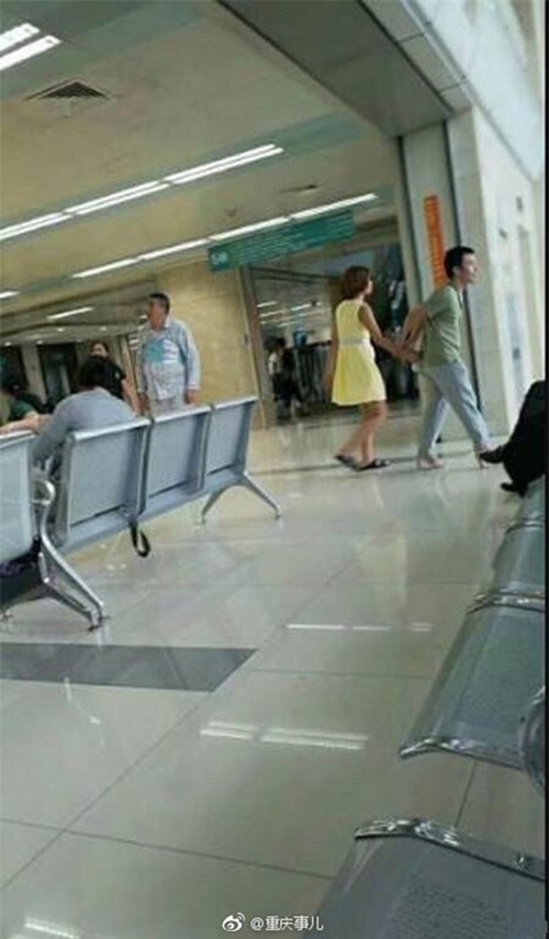 Sợ vợ bị đau chân, người chồng soái ca tận tuỵ nhường dép cho vợ, còn bản thân thì đi sandal cao gót màu hồng - Ảnh 3.