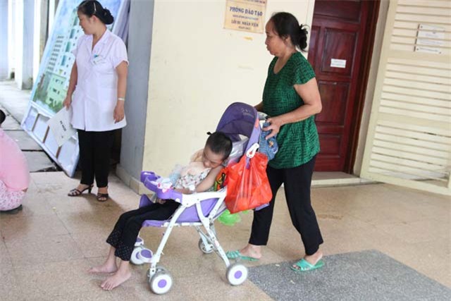 be gai sinh ra tu nguoi me da chet uoc ao duoc ngoi tren chiec xe day tu te - 1