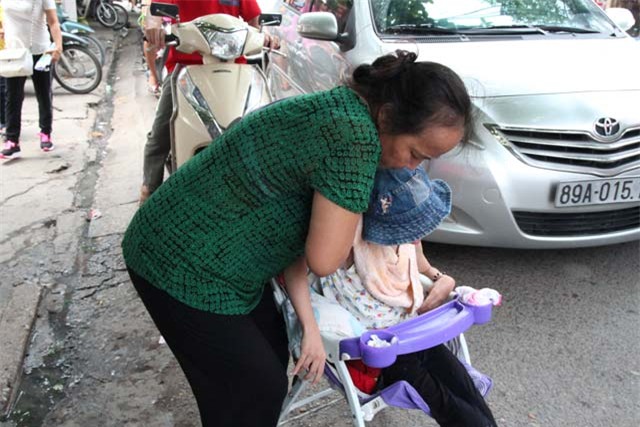 be gai sinh ra tu nguoi me da chet uoc ao duoc ngoi tren chiec xe day tu te - 2