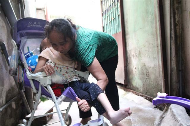 be gai sinh ra tu nguoi me da chet uoc ao duoc ngoi tren chiec xe day tu te - 6