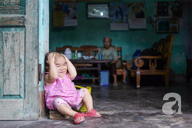 Cuộc đời cô gái gần 30 vẫn mang hình hài của đứa trẻ 2 tuổi: Lủi thủi trong nhà cả đời, không có bạn cùng - Ảnh 3.