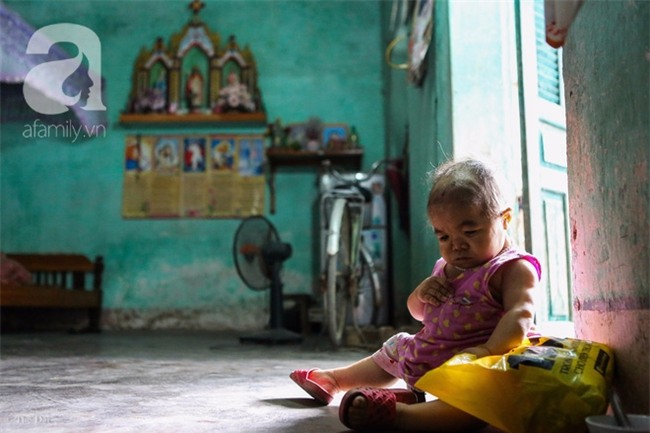 Cuộc đời cô gái gần 30 vẫn mang hình hài của đứa trẻ 2 tuổi: Lủi thủi trong nhà cả đời, không có bạn cùng - Ảnh 4.