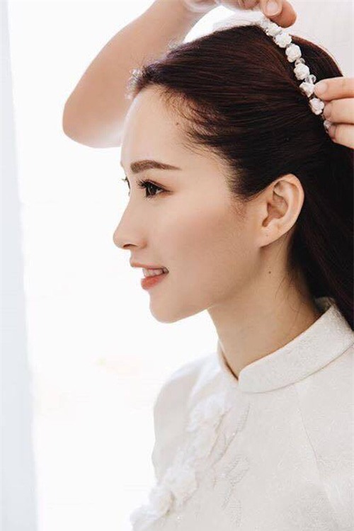 Hé lộ loạt ảnh Hoa hậu Thu Thảo đẹp tựa nữ thần, rạng rỡ bên ông xã Trung Tín trong ngày ăn hỏi - Ảnh 1.