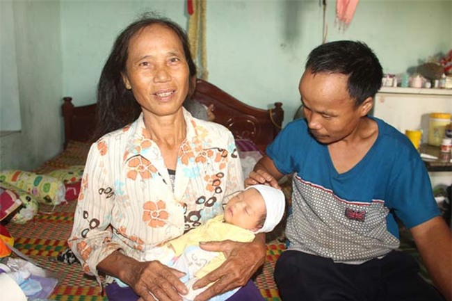 niem vui bat ngo cua vo chong hiem muon nhat duoc tre so sinh bi bo roi - 1