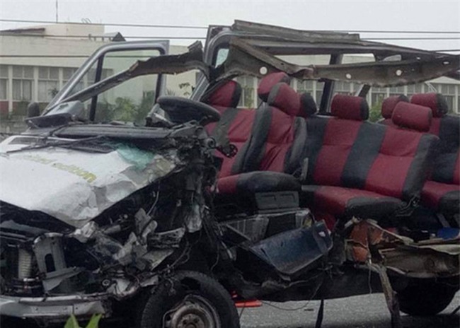 hai xe khach tong nhau, bien dang kinh hoang, 6 nguoi tu vong tai cho - 1