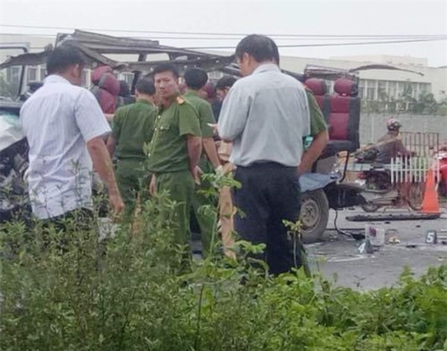 hai xe khach tong nhau, bien dang kinh hoang, 6 nguoi tu vong tai cho - 2