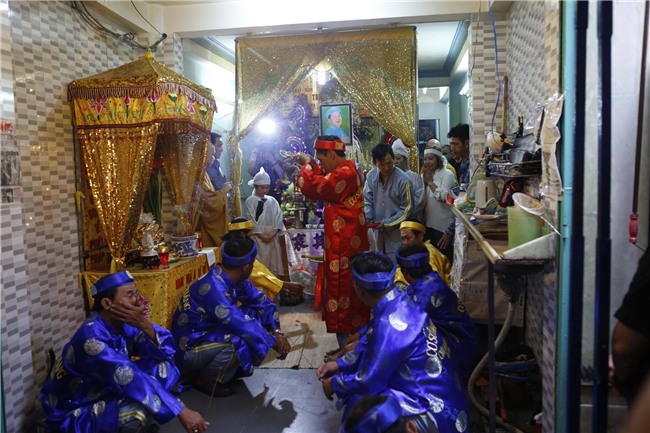 Con gai ruot Khanh Nam khoc ngat trong tang le cua cha