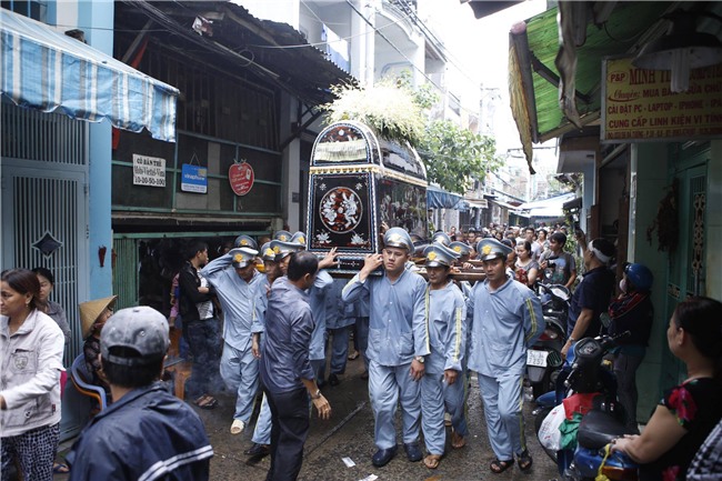 Con gai ruot Khanh Nam khoc ngat trong tang le cua cha