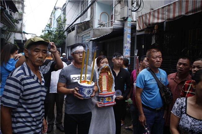 Con gai ruot Khanh Nam khoc ngat trong tang le cua cha