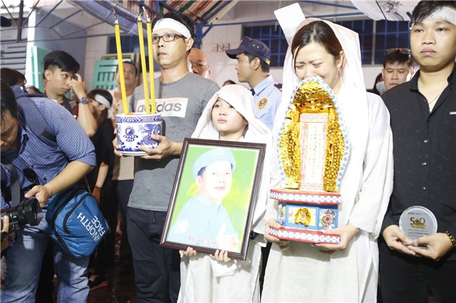 Con gai ruot Khanh Nam khoc ngat trong tang le cua cha