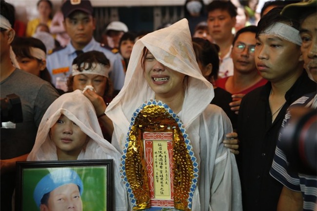 Con gai ruot Khanh Nam khoc ngat trong tang le cua cha