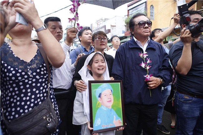 Con gai ruot Khanh Nam khoc ngat trong tang le cua cha