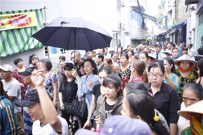 Con gai ruot Khanh Nam khoc ngat trong tang le cua cha