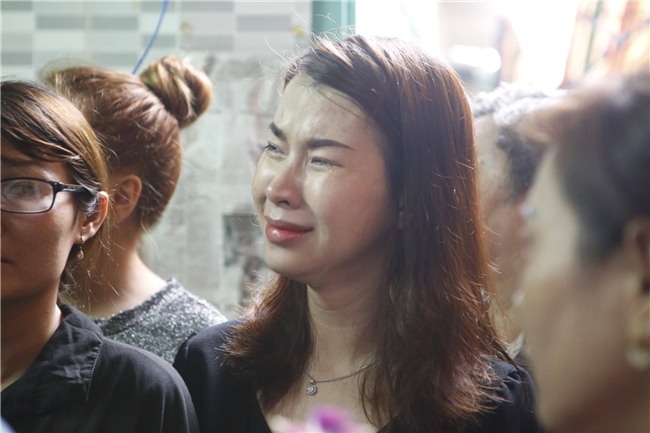 Con gai ruot Khanh Nam khoc ngat trong tang le cua cha