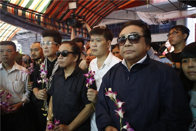 Con gai ruot Khanh Nam khoc ngat trong tang le cua cha