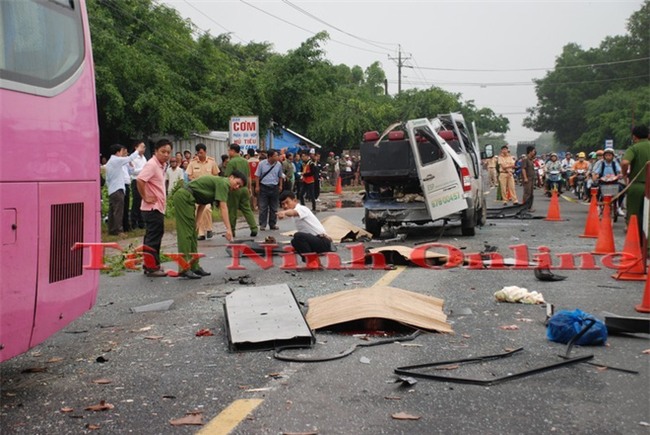 Công an đang khám nghiệm hiện trường vụ tai nạn xe khách ở Tây Ninh.