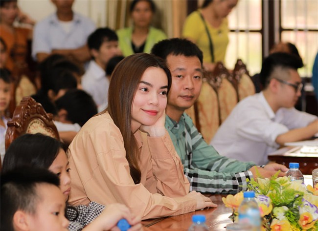 ha ho gian di tang qua trung thu cho tre em ngheo hinh anh 3