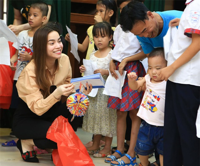 ha ho gian di tang qua trung thu cho tre em ngheo hinh anh 4