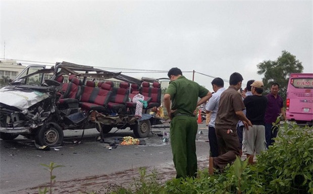 Nhân chứng vụ tai nạn 6 người chết: Sau tiếng nổ như bom, chiếc xe bị xé toang mái và hông - Ảnh 1.