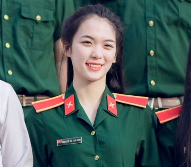 Co giao quoc phong xinh dep thuong bi hoc tro treu vi moi 22 tuoi hinh anh 2