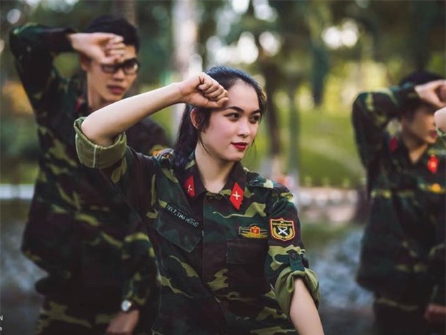 Co giao quoc phong xinh dep thuong bi hoc tro treu vi moi 22 tuoi hinh anh 3