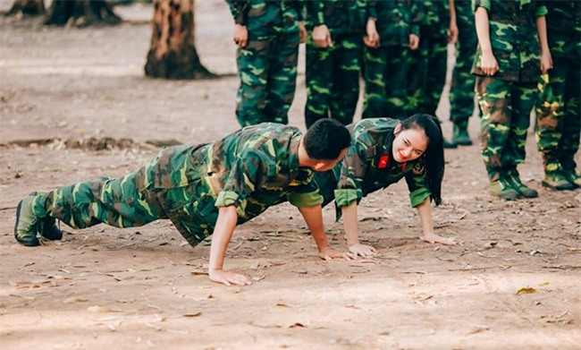 Co giao quoc phong xinh dep thuong bi hoc tro treu vi moi 22 tuoi hinh anh 5