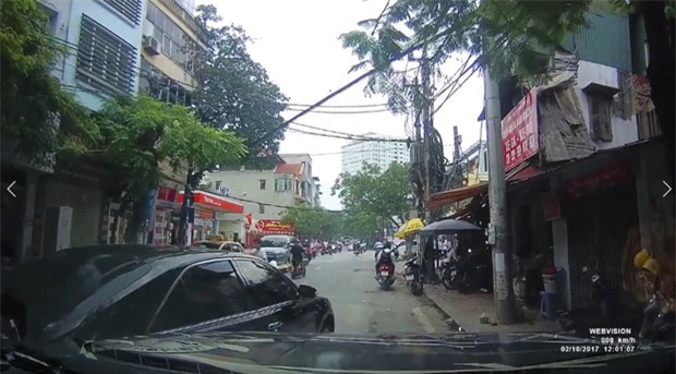 Video: Va chạm trên phố Thụy Khuê (Hà Nội), 2 tài xế bình tĩnh xem xét rồi niềm nở bắt tay nhau đầy thân thiện - Ảnh 2.
