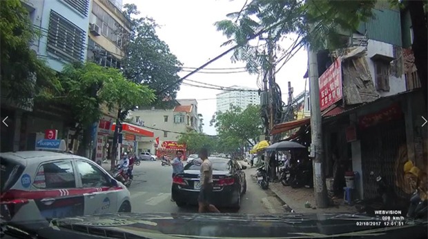 Video: Va chạm trên phố Thụy Khuê (Hà Nội), 2 tài xế bình tĩnh xem xét rồi niềm nở bắt tay nhau đầy thân thiện - Ảnh 3.