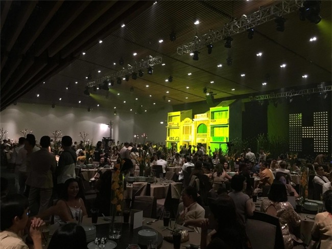 Không gian bữa tiệc sinh nhật lấy&nbsp;màu nâu làm&nbsp;chủ đạo. Anh yêu cầu các khách mời mặc trang phục nâu hoặc kem khi đến dự sinh nhật. - Tin sao Viet - Tin tuc sao Viet - Scandal sao Viet - Tin tuc cua Sao - Tin cua Sao